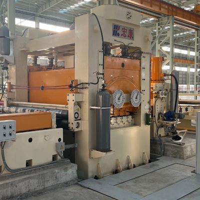 Machine à aplatir à haute productivité pour le redressement et la découpe transversale de tôles d'acier