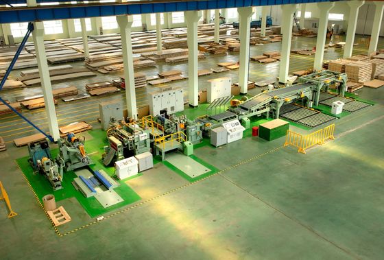 Coupe transversale de la ligne de cisaillement volante 306KW Machine de cisaillement horizontale pour la coupe de bobine d'acier