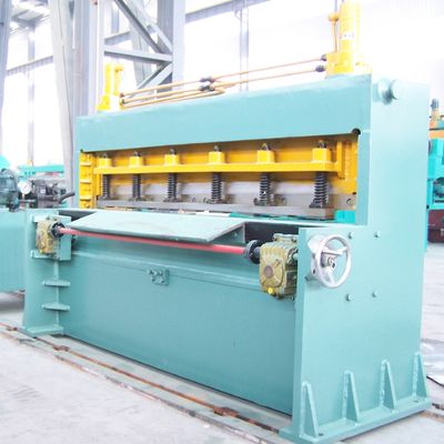 Ligne de production d'équipements de découpe transversale de bobines d'acier avec machine à tondre à longueur fixe