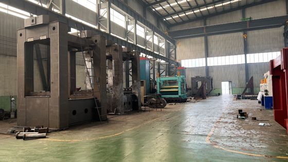 Nivelateur de bobines d'acier pour l'aplatissement et le remontage des feuilles métalliques dans la fabrication automobile