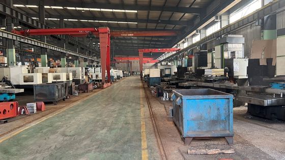 Nivelateur de bobines d'acier pour l'aplatissement et le remontage des feuilles métalliques dans la fabrication automobile