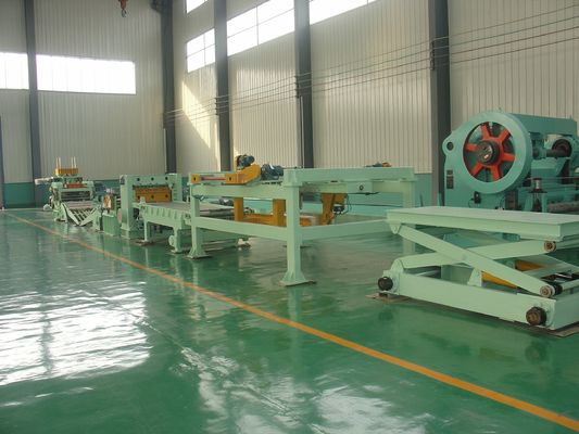 Machine de levage et de remontage de bobines en acier de 70 kg pour le traitement de la tôle métallique
