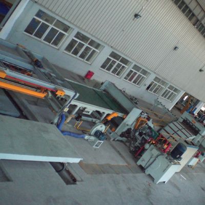 Ligne de découpe de bobine d'acier avec composants de base pompe et décoiling