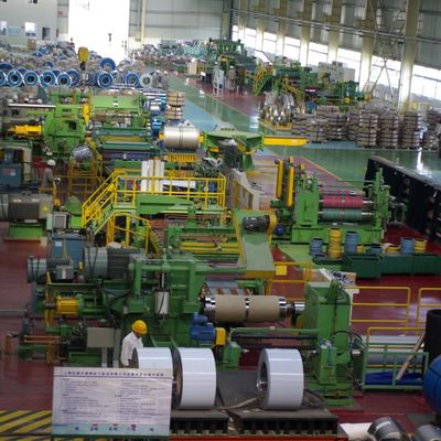 Ligne de production de cisailles volantes pour dérouler les entraînements des bobines métalliques avec inspection vidéo en sortie
