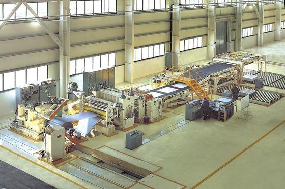 Ligne de production de cisailles volantes pour dérouler les entraînements des bobines métalliques avec inspection vidéo en sortie