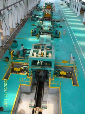 Machine de découpe de bobines d'acier à levage à haute productivité pour le défilement et le cisaillement des feuilles