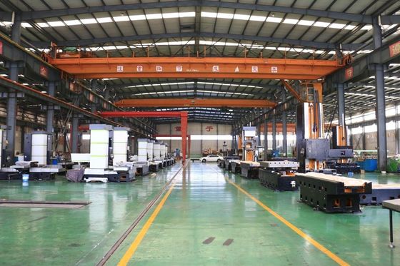 Machine de forage et de fraisage CNC compétitive avec une précision de positionnement de ± 0,03 / 500 mm