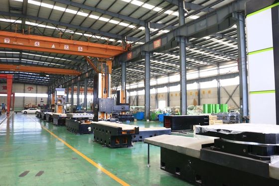 Machine de forage et de fraisage CNC compétitive avec une précision de positionnement de ± 0,03 / 500 mm