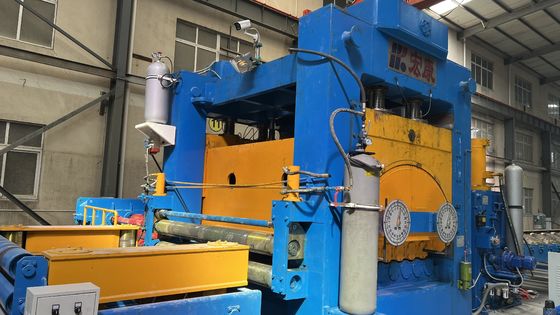 Ligne de production de découpe horizontale pour bobines d'acier à décodage et nivellement à haute rigidité
