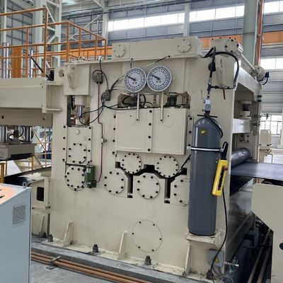Machine de découpe de bobines pour le levage et le cisaillement des rouleaux