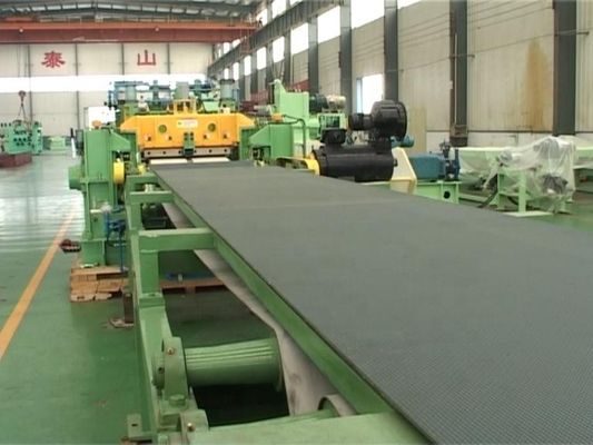Machine à aplatir à haute productivité pour le redressement et la découpe transversale de tôles d'acier