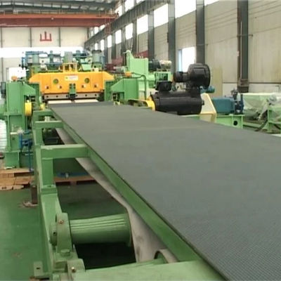Machine à aplatir et à couper en travers des tôles d'acier avec décoiler d'alimentation à redressage