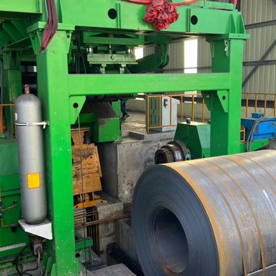 Machine à aplatir et à couper en travers des tôles d'acier avec décoiler d'alimentation à redressage