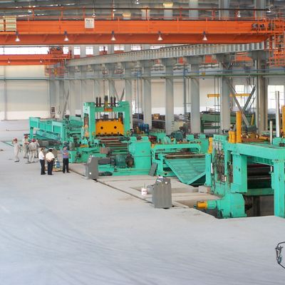 Machine à couper en acier à rouleaux chauds en longueur pour le déroulant, le nivellement, le cisaillement et l'empilement