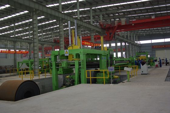 Machine à couper en acier à rouleaux chauds en longueur pour le déroulant, le nivellement, le cisaillement et l'empilement