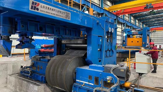 Ligne de production de découpe et de levage de tôles métalliques pour la fabrication automobile