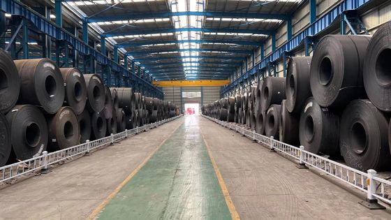 Ligne de production de découpe et de levage de tôles métalliques pour la fabrication automobile
