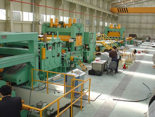 Ligne de découpe automatique de bobine d'acier contrôlée par PLC avec dépliant d'alimentation à redressement