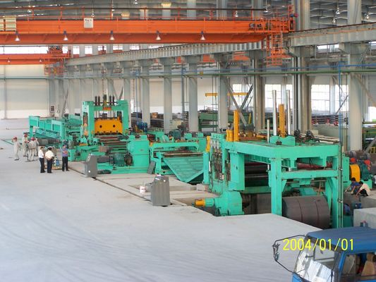 12000 mm de largeur de coupe de bobine d'acier de décoiling de nivellement de la ligne de production mobile de ciseaux